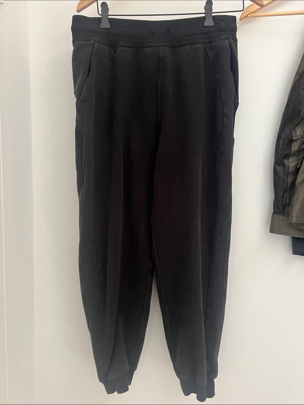 Lululemon Black sweatpants 8 good missing drawstring but elastic waist is good